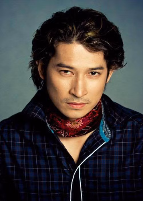 Huy Khánh được cho là thừa hưởng nhiều nét đẹp của người mẹ quá cố, đặc biệt là chiếc mũi khoằm.