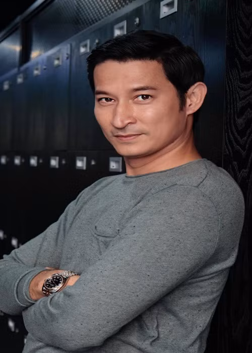 Huy Khánh chia sẻ trên VOV, lúc mới trưởng thành hoặc bắt đầu vào nghề, anh mới quan trọng ngoại hình. Tuy nhiên, đến khi lăn lộn với nghề lâu, anh chú trọng đến những vai diễn khó, đào sâu và tìm tòi trong diễn xuất.