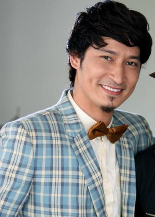 Huy Khánh sinh năm 1981, mang hai dòng máu Việt - Pháp. Mẹ của anh là người Pháp. Bà qua đời vào năm 2018. Bố của Huy Khánh là họa sĩ Đỗ Duy Ngọc.