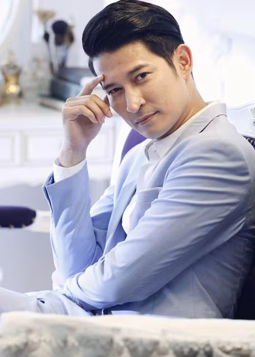 Sở hữu nét điển trai pha chút lãng tử, đào hoa, nam diễn viên sinh năm 1981 thường được giao cho những vai trăng hoa.