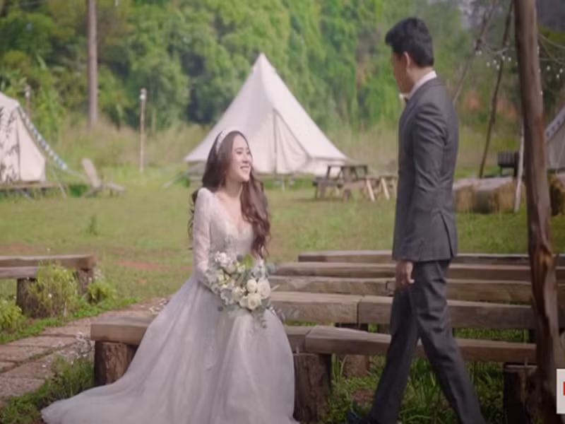 Hồ Bích Trâm tâm sự rằng cô may mắn được gặp đúng người, đúng thời điểm. Nữ diễn viên cũng cho hay, người bạn đời luôn hiểu và ủng hộ cô đóng phim. Ảnh: Yan