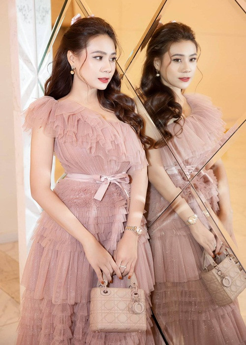 Ngoài Minh Luân, Hồ Bích Trâm còn từng hẹn hò một nam đồng nghiệp. Tuy nhiên, cô giấu danh tính người này.