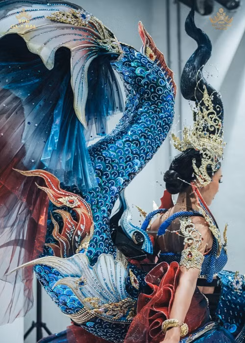 Bộ quốc phục Amanda Obdam mang đến Hoa hậu Hoàn vũ Thế giới 2020 nhận được nhiều lời khen ngợi từ người hâm mộ Ảnh: Hoa hậu Hoàn vũ Thái Lan