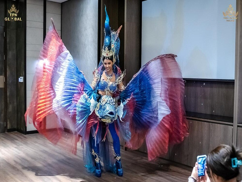 Akarat Phusanaphong lồng ghép 3 màu sắc quốc kỳ Thái Lan trên vây cá. Ảnh: Hoa hậu Hoàn vũ Thái Lan