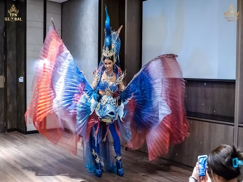 Akarat Phusanaphong lồng ghép 3 màu sắc quốc kỳ Thái Lan trên vây cá. Ảnh: Hoa hậu Hoàn vũ Thái Lan