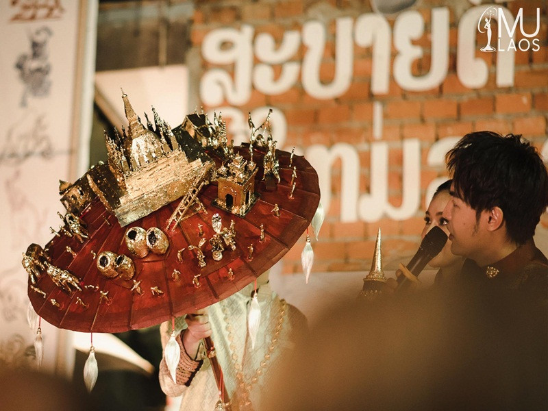 Quốc phục gồm một vị thần bốn đầu, trang phục lấy cảm hứng từ cố đô Luang Prabang, chiếc ô màu đỏ sẫm gắn hình ảnh thu nhỏ của các địa danh nổi tiếng và một chiếc khẩu trang. Ảnh: Hoa hậu Hoàn vũ Lào