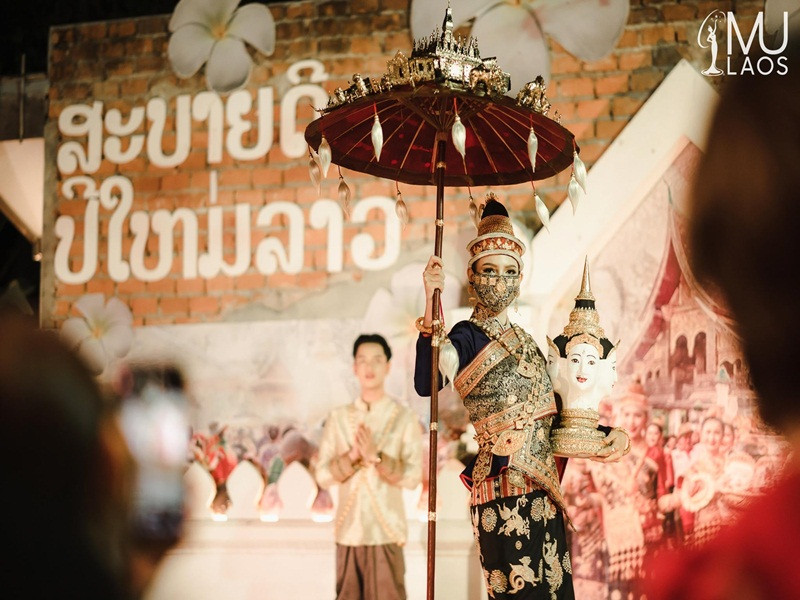 Trang phục dân tộc của đại diện Lào trị giá hơn 12.000 USD, được thêu vàng. Ảnh: Hoa hậu Hoàn vũ Lào