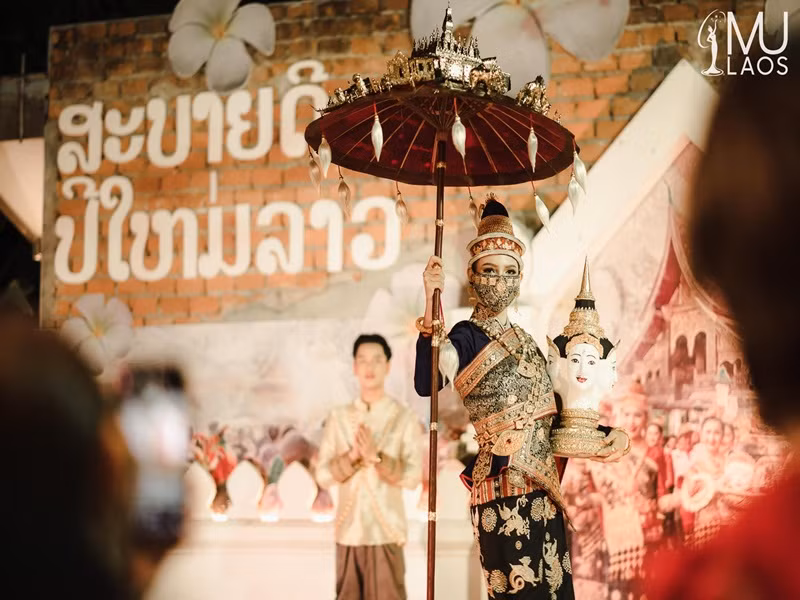 Trang phục dân tộc của đại diện Lào trị giá hơn 12.000 USD, được thêu vàng. Ảnh: Hoa hậu Hoàn vũ Lào