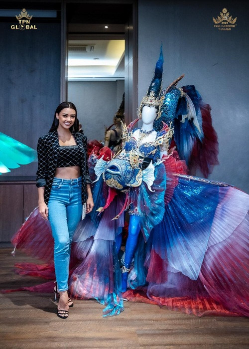 Ngoài đại diện Việt Nam, đại diện Thái Lan - Amanda Obdam cũng có quốc phục gây ấn tượng. Hồi cuối năm 2020, TPN - đơn vị giữ bản quyền Hoa hậu Hoàn vũ Thái Lan công bố chọn thiết kế của Akarat Phusanaphong làm quốc phục. Đó là bộ trang phục betta hình dáng cá chọi xiêm - loài cá là động vật thủy sinh quốc gia. Ảnh: Hoa hậu Hoàn vũ Thái Lan