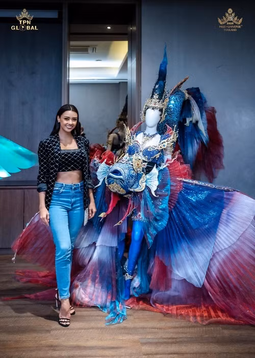 Ngoài đại diện Việt Nam, đại diện Thái Lan - Amanda Obdam cũng có quốc phục gây ấn tượng. Hồi cuối năm 2020, TPN - đơn vị giữ bản quyền Hoa hậu Hoàn vũ Thái Lan công bố chọn thiết kế của Akarat Phusanaphong làm quốc phục. Đó là bộ trang phục betta hình dáng cá chọi xiêm - loài cá là động vật thủy sinh quốc gia. Ảnh: Hoa hậu Hoàn vũ Thái Lan