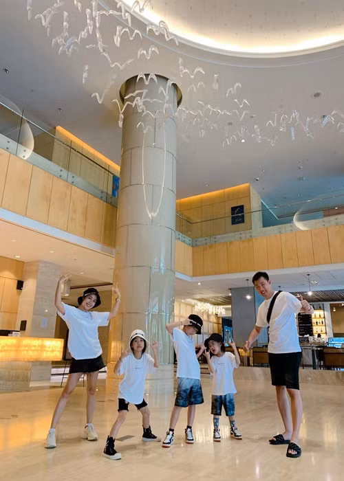 3 nhóc tì nhà Ốc Thanh Vân rất hiếu động nên việc chăm sóc không hề dễ dàng.