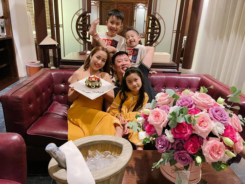 "Vắng tôi, một mình Trí Rùa phải lo đưa đón cả ba đứa nhỏ, thời gian tận hưởng sự riêng tư của anh ít đi", nữ MC cho hay.