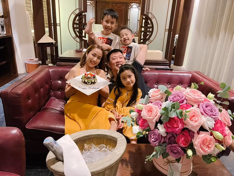 "Vắng tôi, một mình Trí Rùa phải lo đưa đón cả ba đứa nhỏ, thời gian tận hưởng sự riêng tư của anh ít đi", nữ MC cho hay.