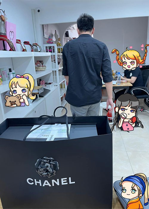 Cách đây không lâu, Ốc Thanh Vân một lần nữa được chồng tặng đồ hiệu.