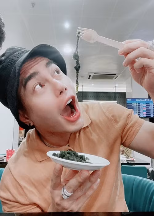 Trong một cuộc phỏng vấn năm 2020, nam diễn viên cho biết khi bán hàng livestream, anh nhiều lần bị các đối thủ dùng chiêu trò giành khách hoặc “chơi xấu” bằng cách lấy số điện thoại trên livestream giao hàng kém chất lượng đến cho khách.