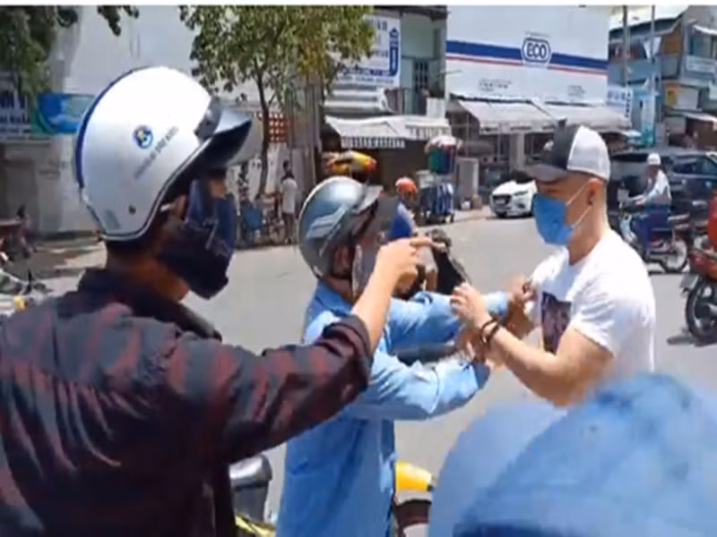 Lê Dương Bảo Lâm phủ nhận dàn dựng clip. Anh giải thích lý do không đánh lại hay báo công an là vì giữ gìn hình ảnh nghệ sĩ. Bản thân anh cũng không muốn mọi chuyện đi quá xa. Ảnh: Công an TP HCM