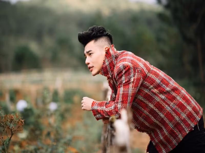 Nam diễn viên hài cũng từng vạ miệng khi dùng tiếng Việt để chê bai màu da của một nhân viên bán mỹ phẩm ở Ấn Độ, hay nhắc đến scandal trong quá khứ của Hoàng Thùy Linh để PR sản phẩm.