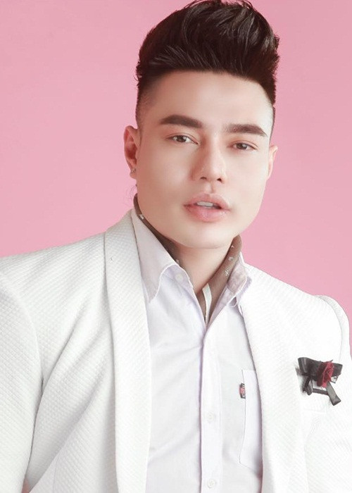 Tháng 4/2019, Lê Dương Bảo Lâm bị ném đá vì đăng tải trên trang cá nhân clip trẻ em đi ăn xin ở nước ngoài kèm bình luận gây sốc: "Thấy thương chưa nào, ước gì bắt được mấy bà nhỏ này về livestream kiểm tra kem ngon à".