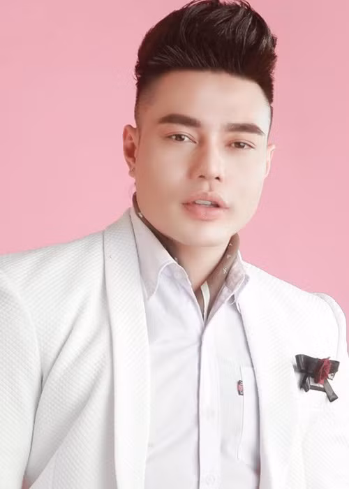 Tháng 4/2019, Lê Dương Bảo Lâm bị ném đá vì đăng tải trên trang cá nhân clip trẻ em đi ăn xin ở nước ngoài kèm bình luận gây sốc: "Thấy thương chưa nào, ước gì bắt được mấy bà nhỏ này về livestream kiểm tra kem ngon à".