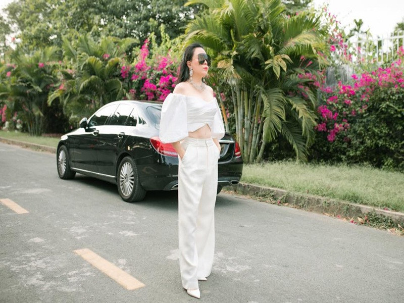 Mới nhất, nữ doanh nhân đăng tải hình ảnh khoe vai trần gợi cảm, vòng eo 63cm.