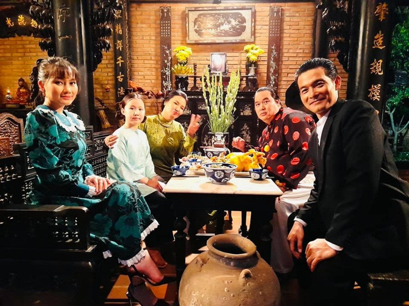 Quách Ngọc Ngoan tươi cười chụp ảnh cùng Ngọc Lan, nghệ sĩ Ngân Quỳnh trên phim trường.