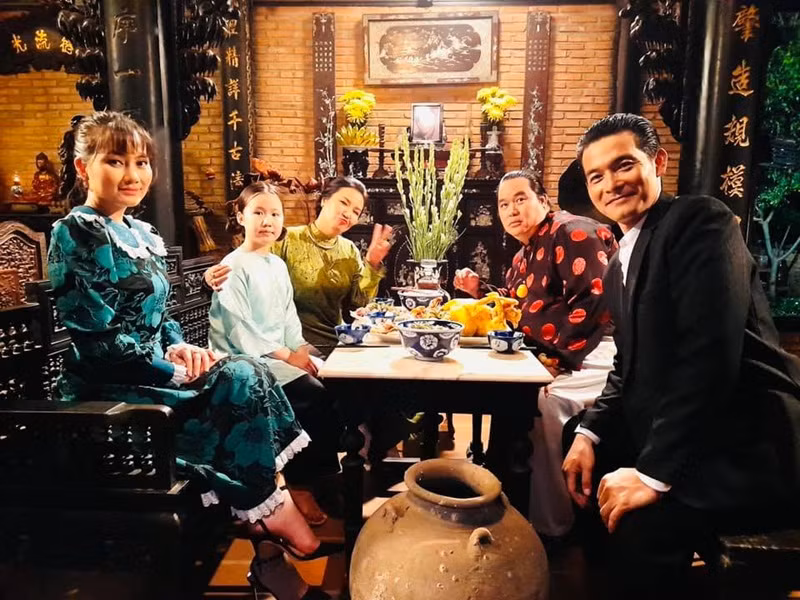 Quách Ngọc Ngoan tươi cười chụp ảnh cùng Ngọc Lan, nghệ sĩ Ngân Quỳnh trên phim trường.