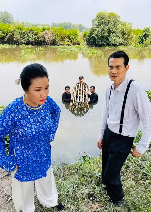 Trong phim mới, Quách Ngọc Ngoan đóng hai vai. Nam diễn viên nhận lời tham gia dự án chỉ qua một cuộc điện thoại của Hoàng Mập bởi cả hai có mối quan hệ thân thiết.