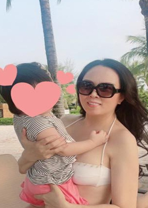 Phượng Chanel còn đăng ảnh mặc áo tắm gợi cảm, bồng bế con gái chung với Quách Ngọc Ngoan. Bên cạnh đó, nữ doanh nhân khoe hai cô con gái riêng xinh đẹp.