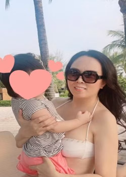 Phượng Chanel còn đăng ảnh mặc áo tắm gợi cảm, bồng bế con gái chung với Quách Ngọc Ngoan. Bên cạnh đó, nữ doanh nhân khoe hai cô con gái riêng xinh đẹp.