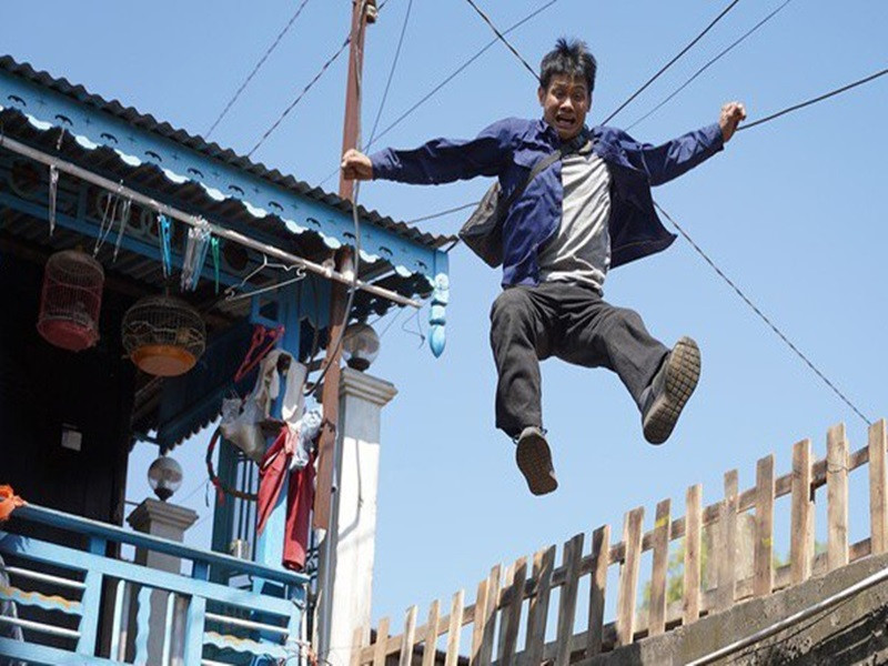 Theo yêu cầu của kịch bản, các diễn viên sẽ thực hiện cảnh đánh đấm tay đôi và rượt đuổi, trốn chạy qua nhiều tòa nhà cao tầng vào ban đêm. Dù đây là một trong những cảnh quay nguy hiểm nhất nhưng Võ Thành Tâm vẫn tự nhập vai. Ảnh: Tiền Phong