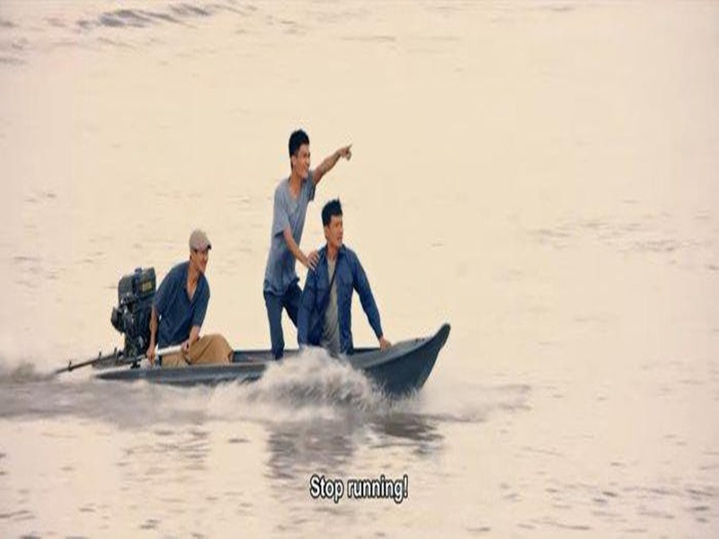 Trong cảnh quay Lý Hải cùng Mạc Văn Khoa và Võ Thành Tâm bị kéo trôi trên chiếc xuồng với tốc độ cao, phá vỡ hàng loạt cột nhà sàn trên sông. Khi cảnh phim được thực hiện, do tốc độ chạy nhanh, chiếc xuồng bất ngờ lật úp, chân vịt đang quay nhanh suýt chém vào mặt và đầu các diễn viên. Ảnh: Lifestyle