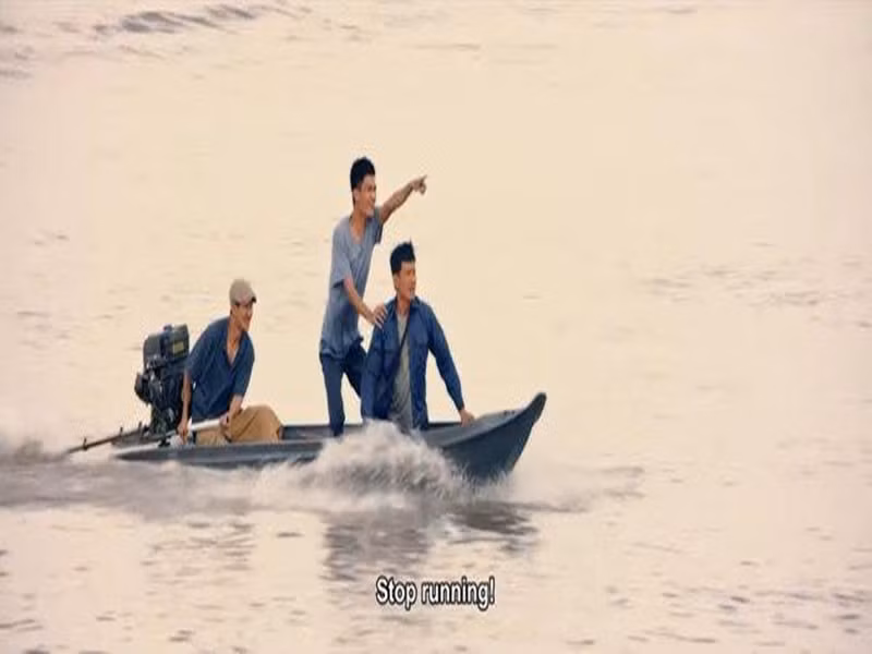 Trong cảnh quay Lý Hải cùng Mạc Văn Khoa và Võ Thành Tâm bị kéo trôi trên chiếc xuồng với tốc độ cao, phá vỡ hàng loạt cột nhà sàn trên sông. Khi cảnh phim được thực hiện, do tốc độ chạy nhanh, chiếc xuồng bất ngờ lật úp, chân vịt đang quay nhanh suýt chém vào mặt và đầu các diễn viên. Ảnh: Lifestyle