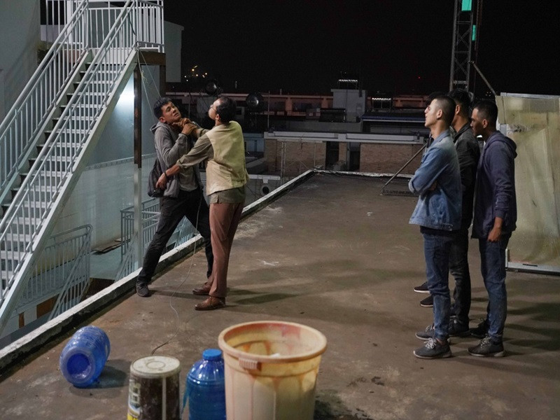 Võ Thành Tâm khẳng định Hiền là vai diễn cực nhọc và tâm huyết nhất trong sự nghiệp của anh. Đối với võ Thành Tâm, phân cảnh hành động trên sân thượng là một trong những ngày quay đáng nhớ nhất của anh. Ảnh: Zing