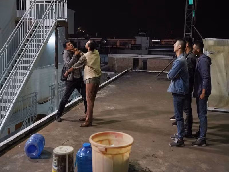 Võ Thành Tâm khẳng định Hiền là vai diễn cực nhọc và tâm huyết nhất trong sự nghiệp của anh. Đối với võ Thành Tâm, phân cảnh hành động trên sân thượng là một trong những ngày quay đáng nhớ nhất của anh. Ảnh: Zing