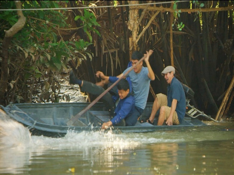 Võ Thành Tâm gặp không ít sự cố khi quay phim. Lý Hải chia sẻ, trong một cảnh xuồng của anh, Mạc Văn Khoa và Võ Thành Tâm phải xuyên qua dãy nhà sàn, anh quyết định sẽ cho dãy nhà và con tàu gần đó nổ tung bằng cách gắn thuốc nổ. Khi quay, vì Võ Thành Tâm và Mạc Văn Khoa quá căng thẳng khiến xuồng rung, Lý Hải mất lái. Cả ba bị lật xuồng rồi rơi xuống ngay trước mũi con tàu chứa thuốc nổ. Ảnh: Zing