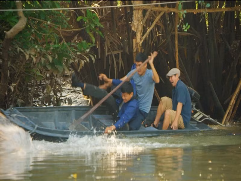Võ Thành Tâm gặp không ít sự cố khi quay phim. Lý Hải chia sẻ, trong một cảnh xuồng của anh, Mạc Văn Khoa và Võ Thành Tâm phải xuyên qua dãy nhà sàn, anh quyết định sẽ cho dãy nhà và con tàu gần đó nổ tung bằng cách gắn thuốc nổ. Khi quay, vì Võ Thành Tâm và Mạc Văn Khoa quá căng thẳng khiến xuồng rung, Lý Hải mất lái. Cả ba bị lật xuồng rồi rơi xuống ngay trước mũi con tàu chứa thuốc nổ. Ảnh: Zing