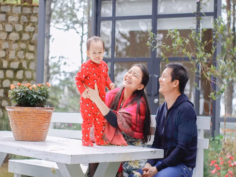 Vợ chồng Phan Như Thảo sở hữu nhiều khối bất động sản. Theo Ngôi sao, cặp đôi có 3 biệt thự tại rừng thông Đà Lạt và một dự án nghỉ dưỡng sắp khởi công gần hồ Tuyền Lâm.