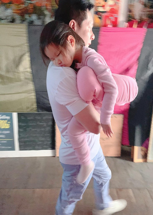 Ông xã của Phan Như Thảo cũng dành thời gian chăm sóc con gái.