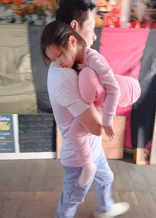 Ông xã của Phan Như Thảo cũng dành thời gian chăm sóc con gái.