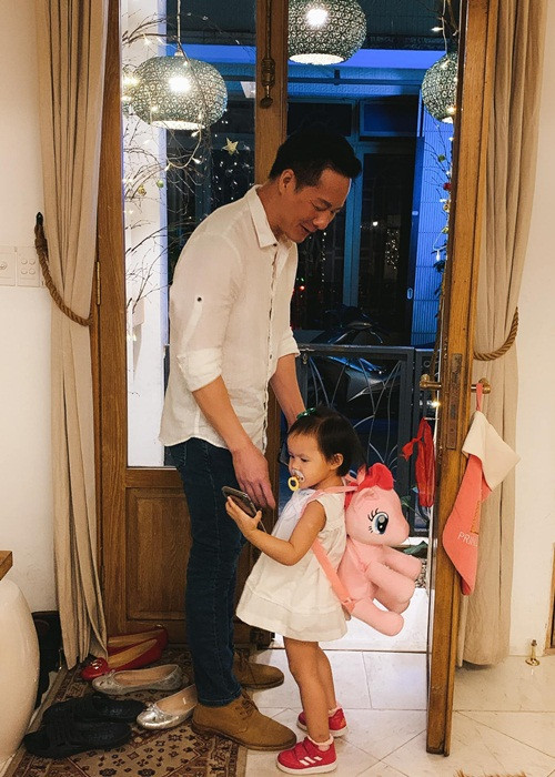 "Anh ấy chăm con nhỏ từng miếng ăn giấc ngủ, đau ốm bệnh tật mà stress như mẹ chăm con đầu lòng", Phan Như Thảo chia sẻ.