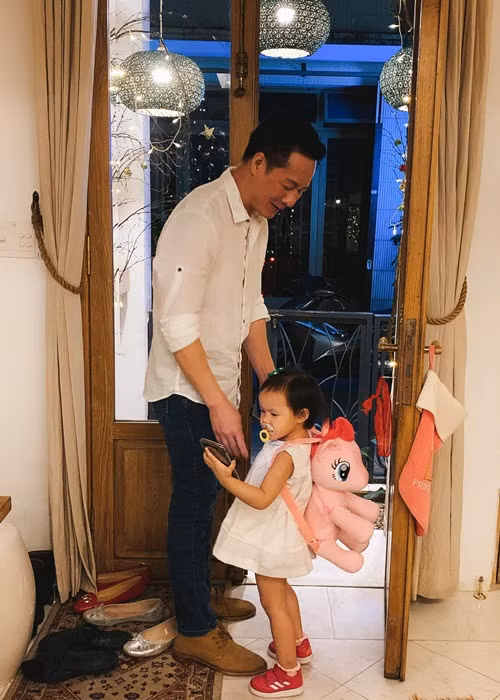 "Anh ấy chăm con nhỏ từng miếng ăn giấc ngủ, đau ốm bệnh tật mà stress như mẹ chăm con đầu lòng", Phan Như Thảo chia sẻ.