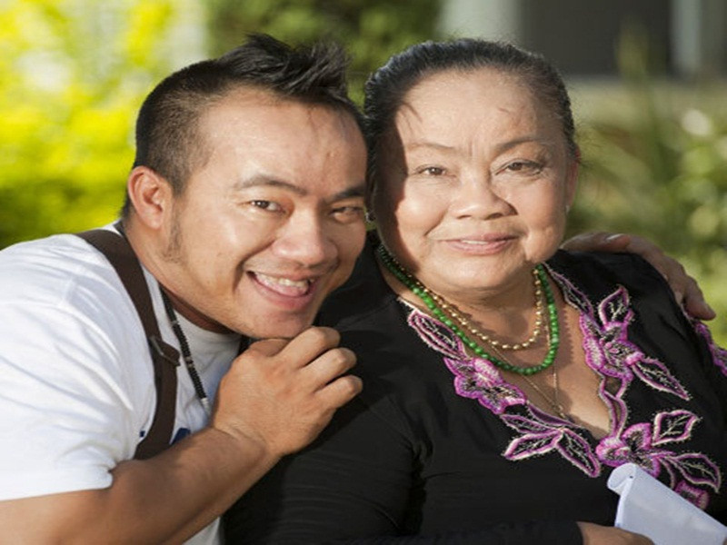 Khi đang hát, mẹ của Hiếu Hiền bất ngờ ngã xuống đất. Nghe tin về mẹ, Hiếu Hiền vội vã đi xe máy tới Long Thành. Đến bệnh viện, anh thấy mẹ nằm bất động, phải thở bằng máy. Đến khi đưa mẹ về nhà, Hiếu Hiền giấu bố vì ông bị huyết áp cao.