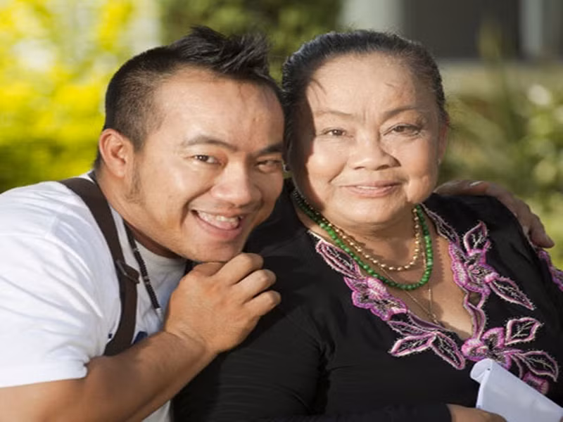 Khi đang hát, mẹ của Hiếu Hiền bất ngờ ngã xuống đất. Nghe tin về mẹ, Hiếu Hiền vội vã đi xe máy tới Long Thành. Đến bệnh viện, anh thấy mẹ nằm bất động, phải thở bằng máy. Đến khi đưa mẹ về nhà, Hiếu Hiền giấu bố vì ông bị huyết áp cao.