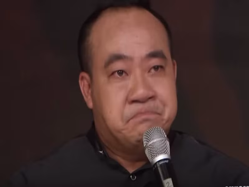 Tối đó, Hiếu Hiền diễn trong show của Hoài Linh, không ai có thể thế vai. Vì vậy, anh nén nỗi đau lên sân khấu. “Ở nhà nhìn mẹ, chắc tôi đập đầu vô tường tôi chết theo. Điều khiến tôi có thể nguôi ngoai là lên sân khấu diễn cho bớt đau đớn”, anh kể lại. Ảnh: Thời đại plus