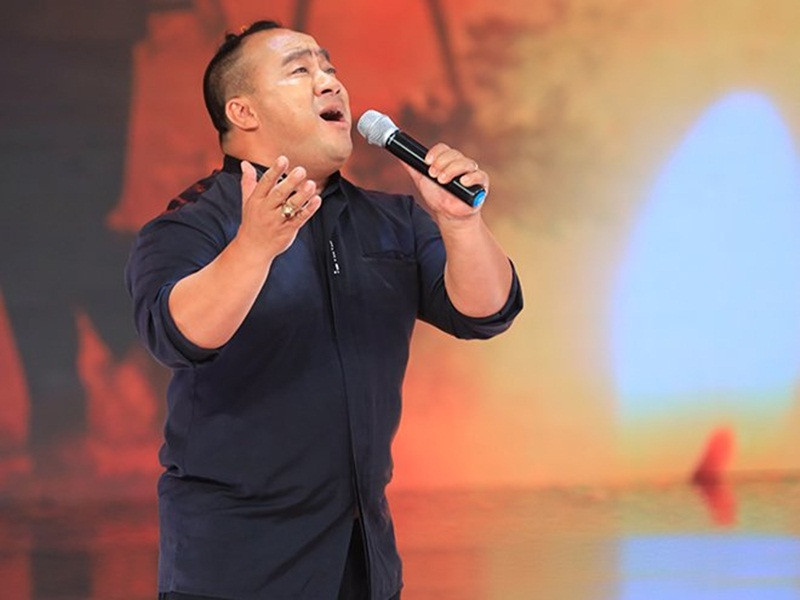 Khi bước lên sân khấu, Hiếu Hiền nghe thấy khán giả ồ lên "sao mẹ chết mà nó lại ra đây vậy". Điều này khiến nam diễn viên rất đau lòng. Trong 10 năm qua, Hiếu Hiền vẫn không nguôi nhớ mẹ. Ảnh: Thời đại plus