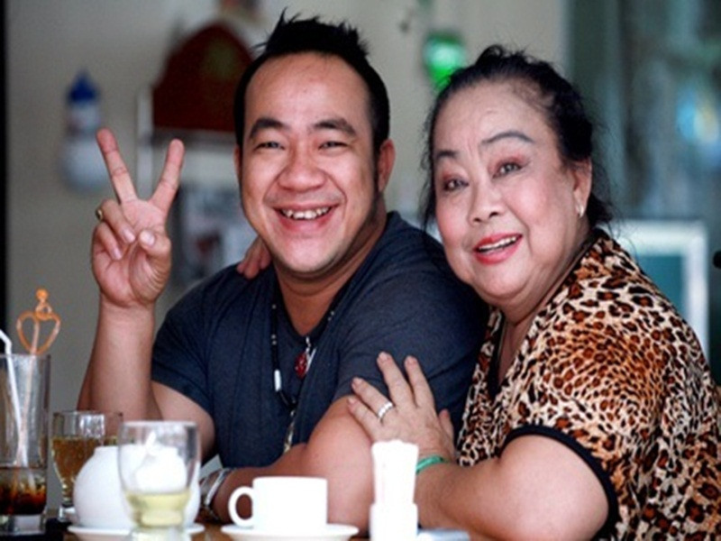 Bố là nhạc sĩ, mẹ là nghệ sĩ cải lương, Hiếu Hiền đam mê nghệ thuật từ nhỏ. Năm 1997, sau khi tốt nghiệp lớp 12, anh đầu quân cho Sân khấu kịch trẻ thành phố của nghệ sĩ Bạch Lan với tư cách diễn viên và ca sĩ. Năm 1999, Hiếu Hiền bắt đầu diễn hài cùng mẹ.