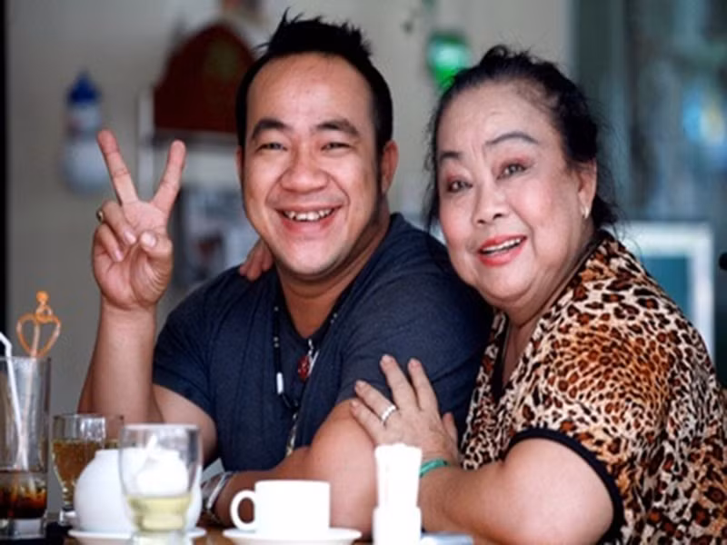 Bố là nhạc sĩ, mẹ là nghệ sĩ cải lương, Hiếu Hiền đam mê nghệ thuật từ nhỏ. Năm 1997, sau khi tốt nghiệp lớp 12, anh đầu quân cho Sân khấu kịch trẻ thành phố của nghệ sĩ Bạch Lan với tư cách diễn viên và ca sĩ. Năm 1999, Hiếu Hiền bắt đầu diễn hài cùng mẹ.