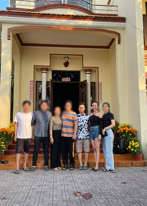 Thúy An khoe ảnh cùng chồng đón Tết. Đi kèm với đó, cô hạnh phúc viết: "Năm nay An thấy mình được lời quá trời, được du xuân cùng với 2 bố, 2 mẹ và ông bạn".