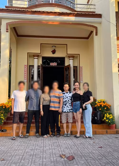 Thúy An khoe ảnh cùng chồng đón Tết. Đi kèm với đó, cô hạnh phúc viết: "Năm nay An thấy mình được lời quá trời, được du xuân cùng với 2 bố, 2 mẹ và ông bạn".