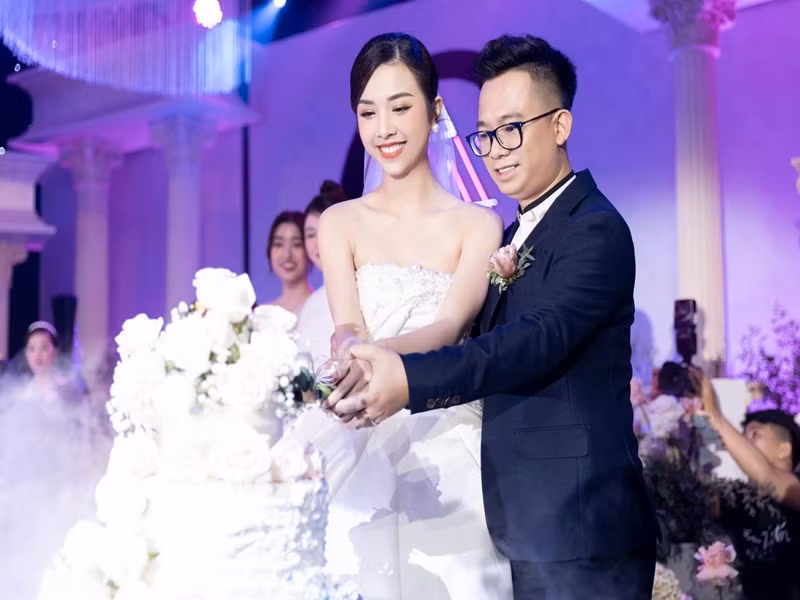 Chơi thân với Tường San, Á hậu Thúy An lại công khai nửa kia của mình. Cô kết hôn vào tháng 1/2021. Ông xã của Thúy An tên Ngọc Duy, là tiến sĩ và hơn nàng á hậu 10 tuổi. Cả hai có hơn 3 năm hẹn hò trước khi làm đám cưới.